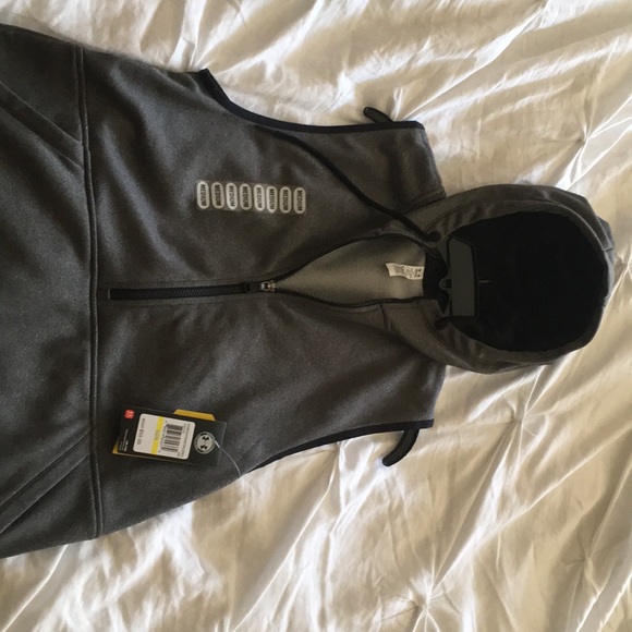 Under armor pre workout vest/throw - Picture 1 of 3